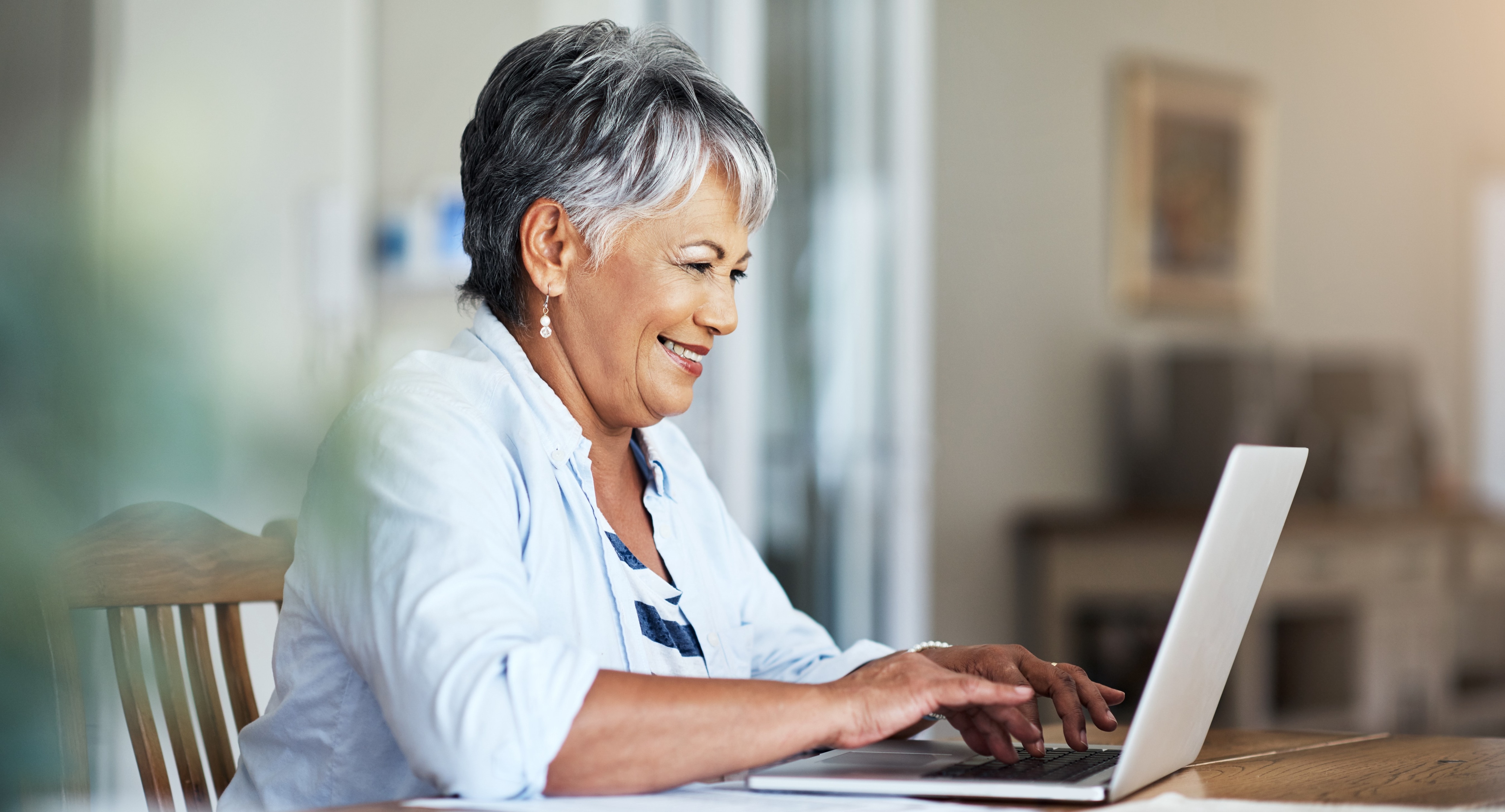 woman in front of the computer