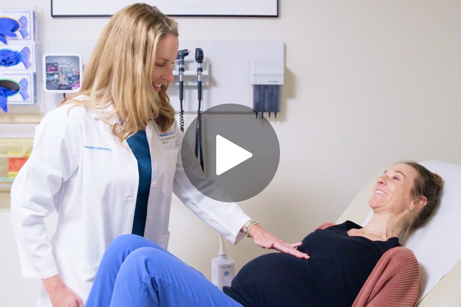Doctor talking to a pregnant smiling person