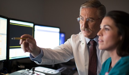 2 doctors looking at a computer screen