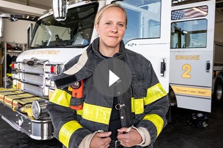 Video play button over image of Kaiser Permanente Colorado member Jackie Fehr