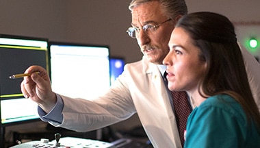 2 doctors looking at a computer screen